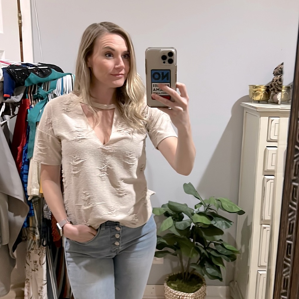 Buckle Taupe V-neck destructed casual small